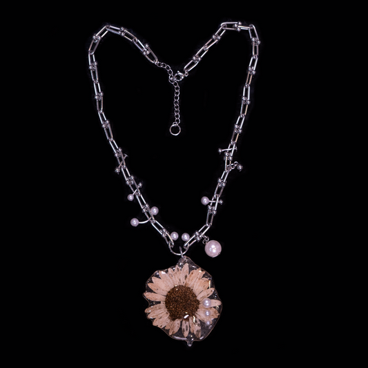 Pearly Daisy Necklace