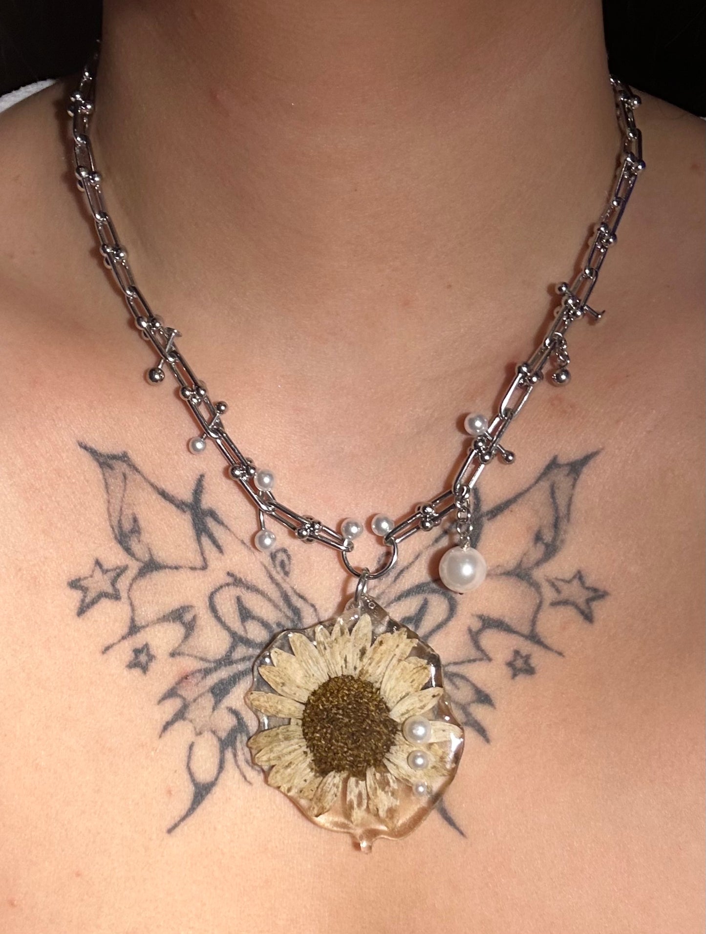 Pearly Daisy Necklace