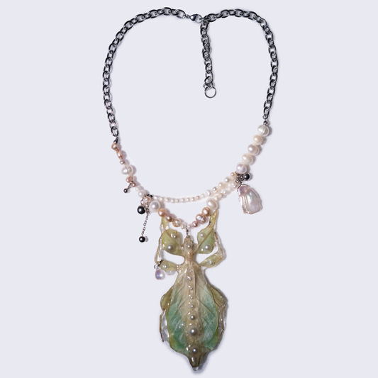 Leaf Mantis Pearl Necklace